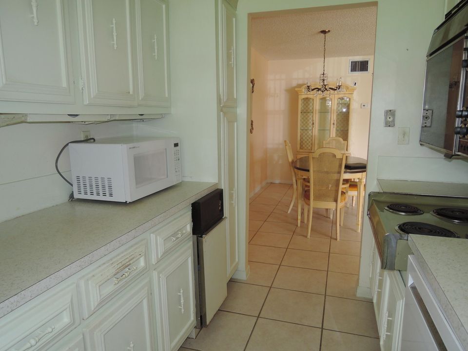 For Sale: $108,900 (1 beds, 1 baths, 946 Square Feet)