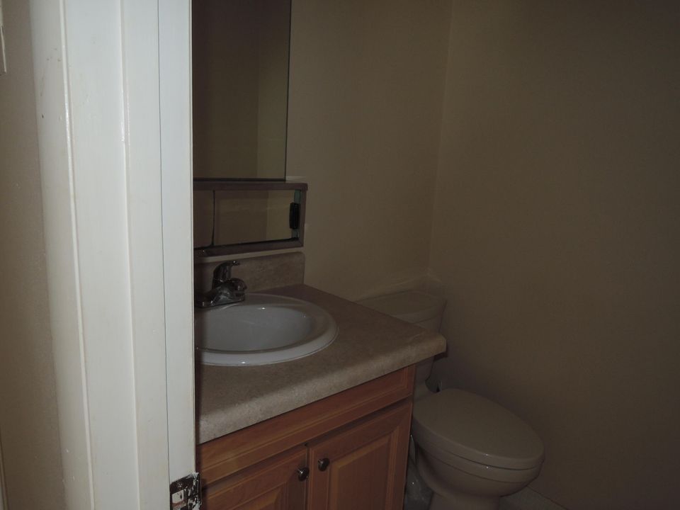 For Sale: $108,900 (1 beds, 1 baths, 946 Square Feet)