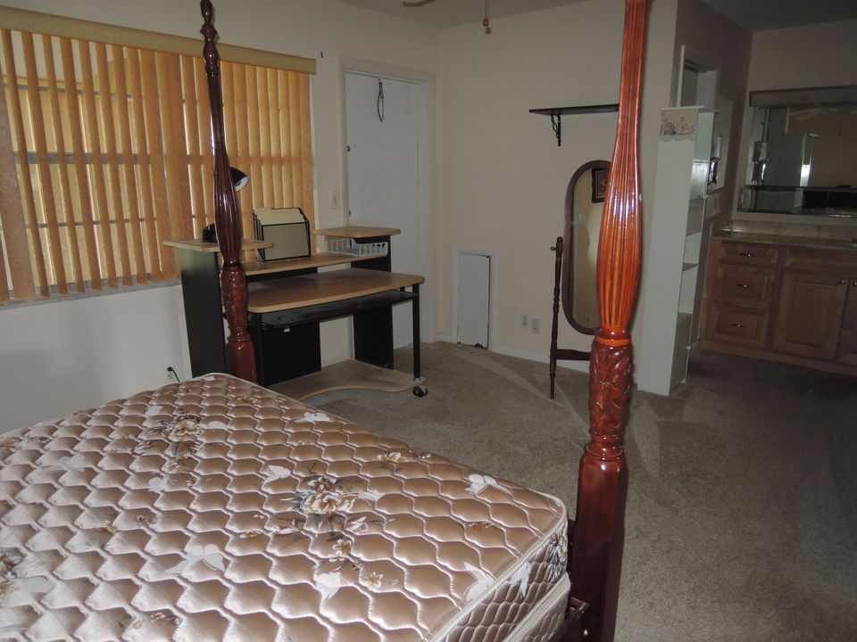 For Sale: $108,900 (1 beds, 1 baths, 946 Square Feet)