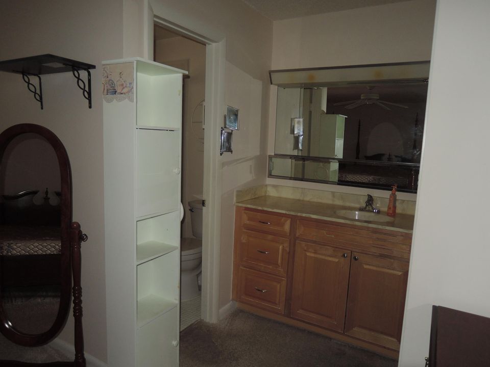 For Sale: $108,900 (1 beds, 1 baths, 946 Square Feet)