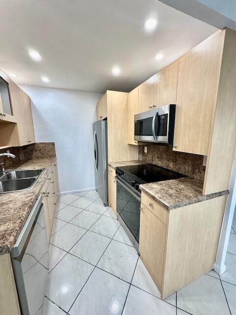 For Rent: $1,800 (2 beds, 1 baths, 880 Square Feet)