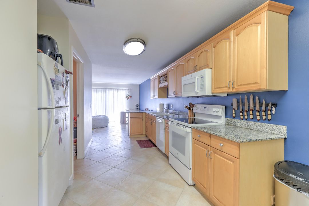 For Sale: $134,000 (1 beds, 1 baths, 840 Square Feet)