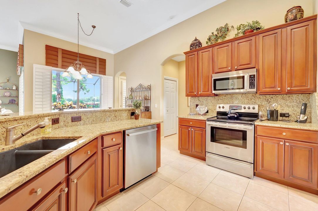 For Sale: $670,000 (3 beds, 3 baths, 2560 Square Feet)