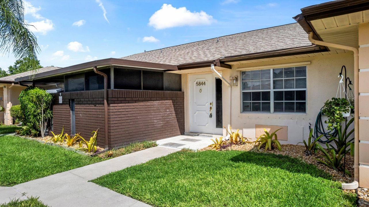 For Sale: $239,000 (2 beds, 2 baths, 1100 Square Feet)