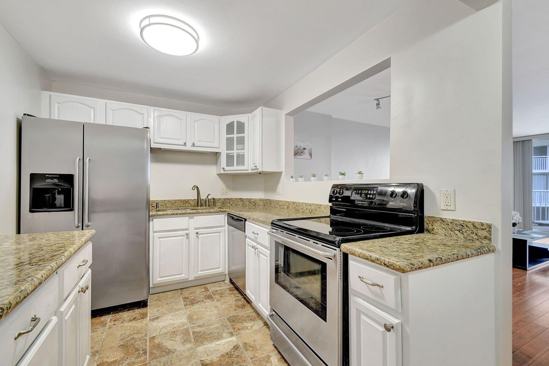 For Sale: $290,000 (1 beds, 1 baths, 785 Square Feet)