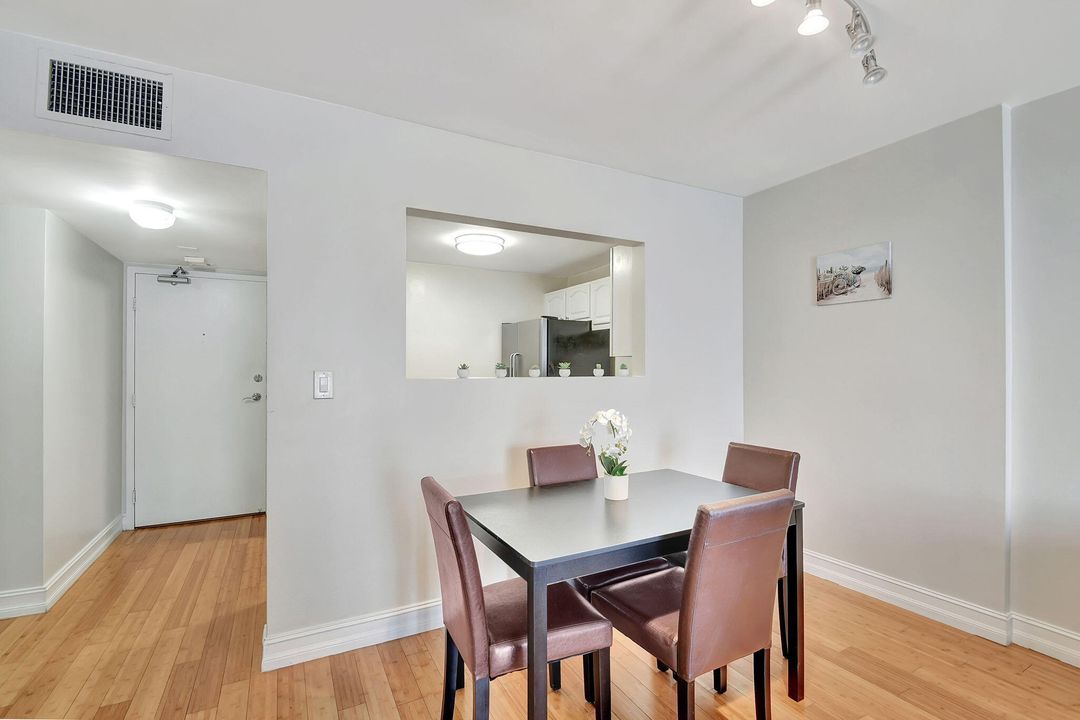 For Sale: $290,000 (1 beds, 1 baths, 785 Square Feet)