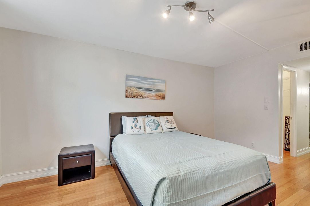 For Sale: $290,000 (1 beds, 1 baths, 785 Square Feet)