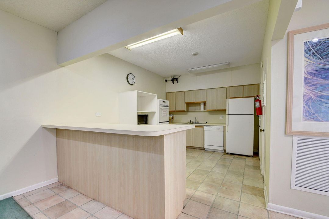 For Sale: $290,000 (1 beds, 1 baths, 785 Square Feet)