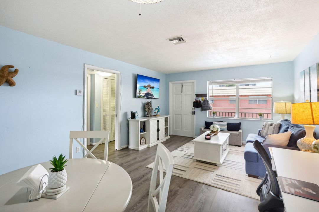 Active With Contract: $225,000 (1 beds, 1 baths, 792 Square Feet)