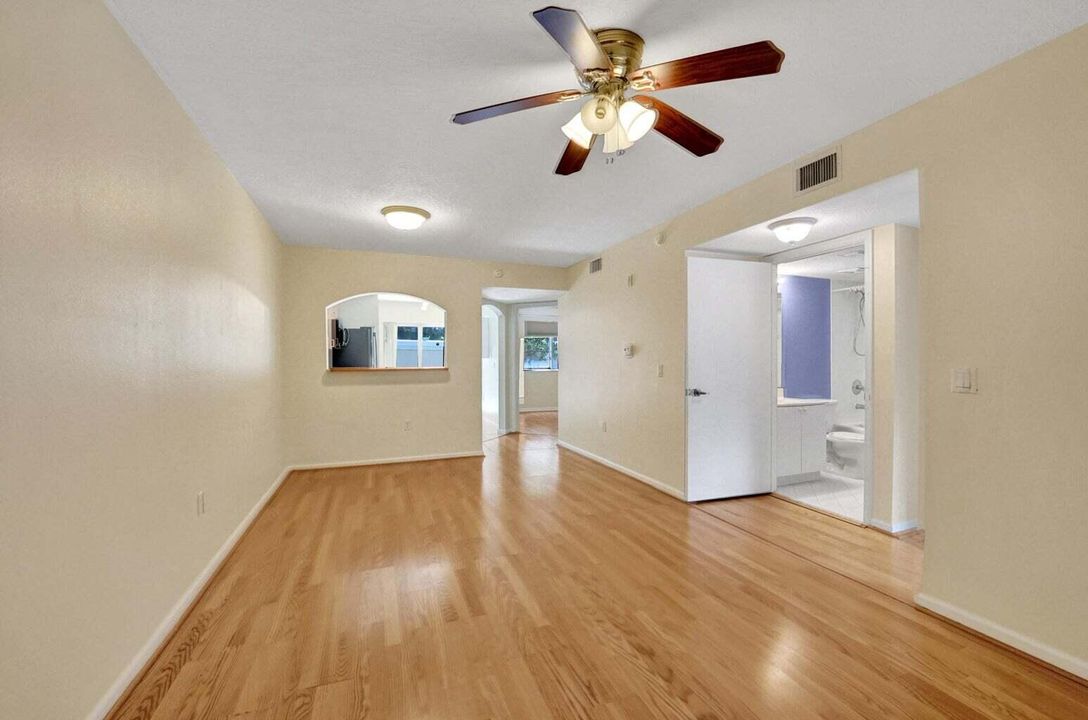 For Sale: $229,900 (2 beds, 2 baths, 883 Square Feet)