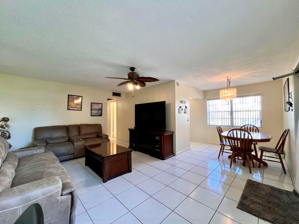 Active With Contract: $169,900 (2 beds, 1 baths, 798 Square Feet)