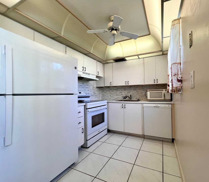 Active With Contract: $169,900 (2 beds, 1 baths, 798 Square Feet)