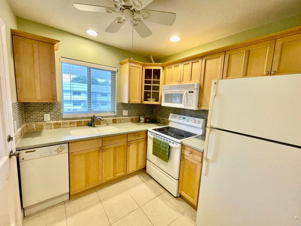 For Rent: $2,200 (2 beds, 2 baths, 886 Square Feet)