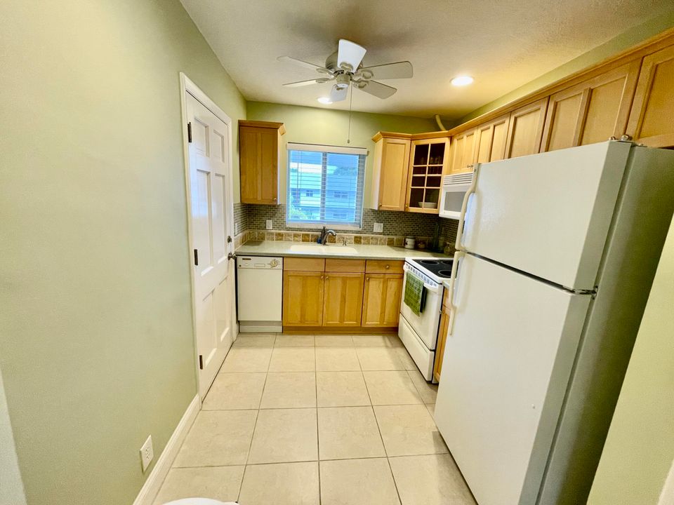 For Rent: $2,200 (2 beds, 2 baths, 886 Square Feet)