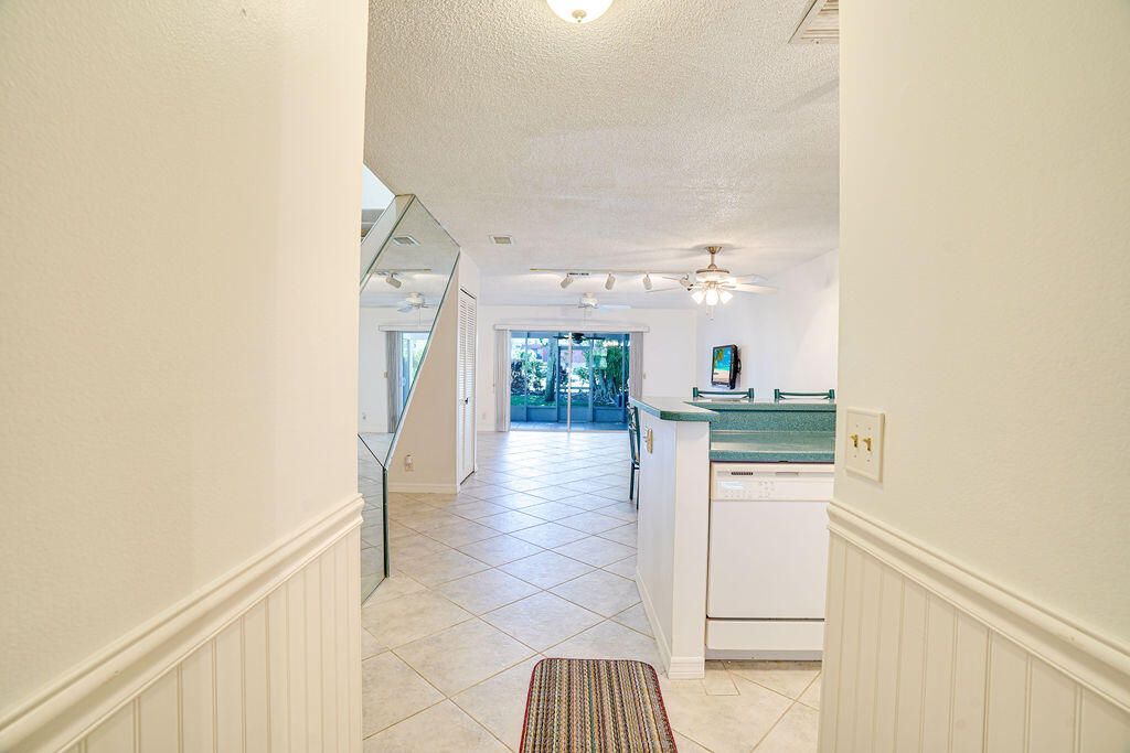 For Sale: $289,500 (2 beds, 2 baths, 1270 Square Feet)