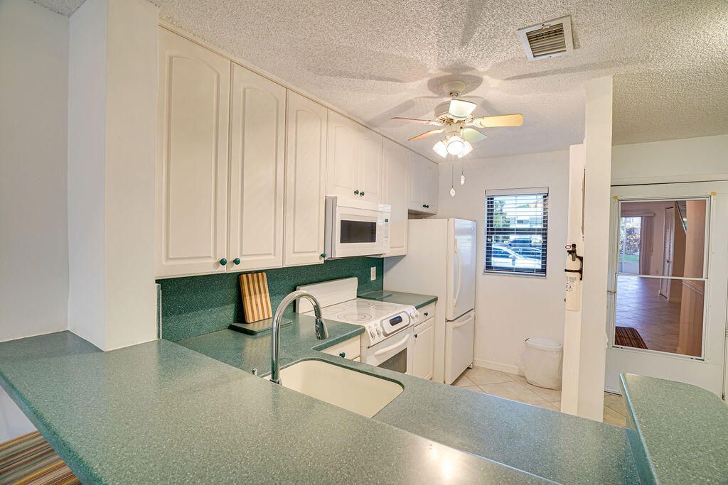 For Sale: $289,500 (2 beds, 2 baths, 1270 Square Feet)