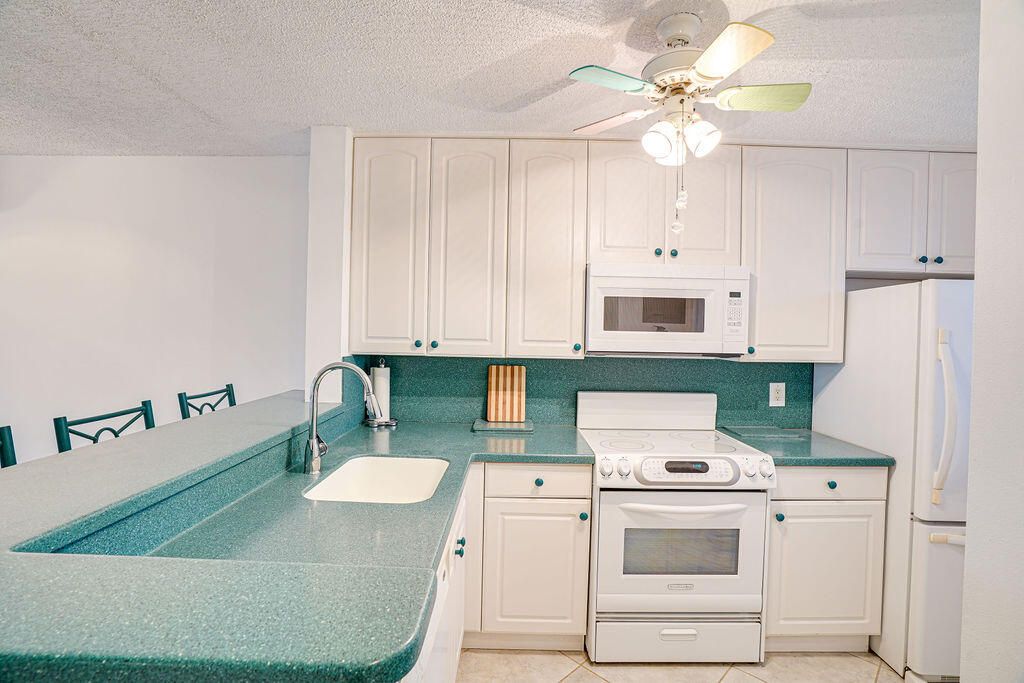 For Sale: $289,500 (2 beds, 2 baths, 1270 Square Feet)