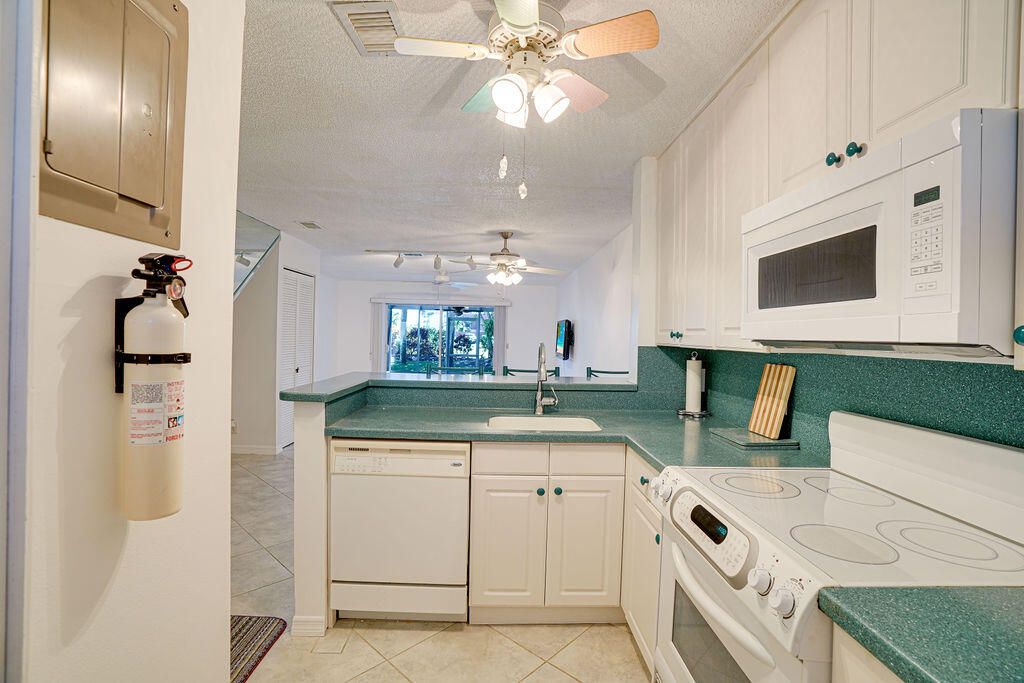 For Sale: $289,500 (2 beds, 2 baths, 1270 Square Feet)