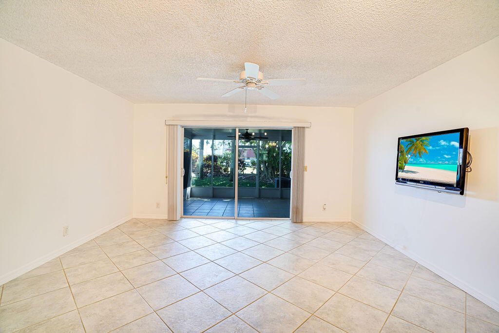 For Sale: $289,500 (2 beds, 2 baths, 1270 Square Feet)