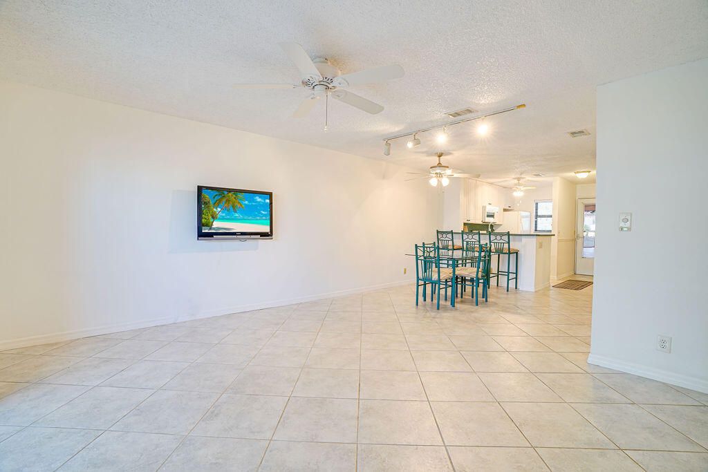 For Sale: $289,500 (2 beds, 2 baths, 1270 Square Feet)