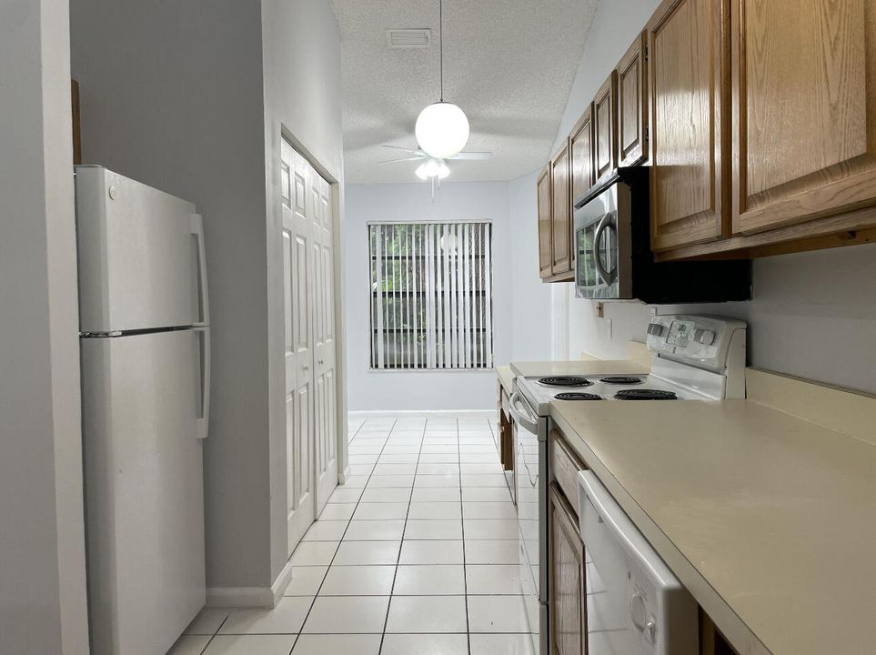 For Rent: $3,200 (3 beds, 2 baths, 1571 Square Feet)