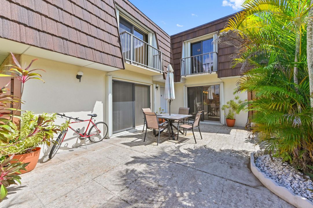 For Sale: $299,900 (2 beds, 2 baths, 1288 Square Feet)