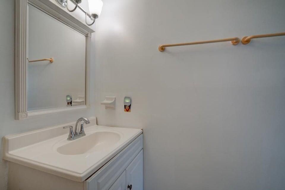 For Sale: $109,000 (1 beds, 1 baths, 632 Square Feet)