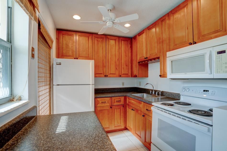 For Sale: $109,000 (1 beds, 1 baths, 632 Square Feet)