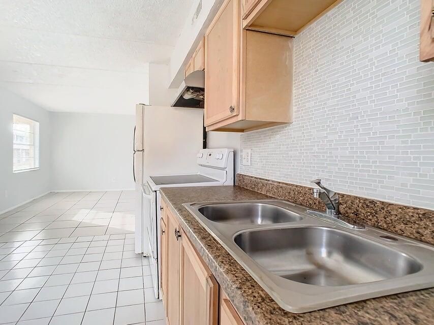 For Rent: $1,350 (2 beds, 1 baths, 784 Square Feet)