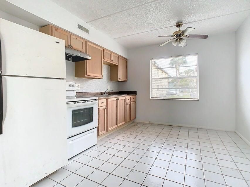 For Rent: $1,350 (2 beds, 1 baths, 784 Square Feet)