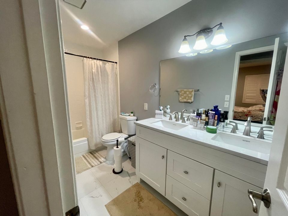 Active With Contract: $349,000 (2 beds, 2 baths, 1152 Square Feet)