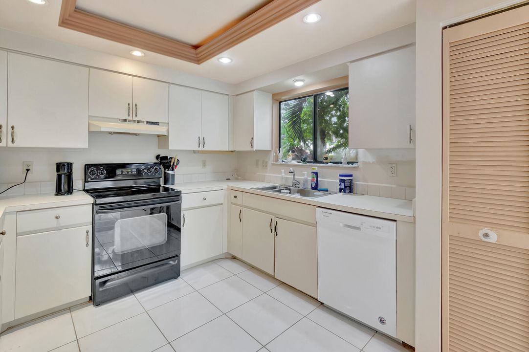 For Sale: $300,000 (2 beds, 2 baths, 1705 Square Feet)