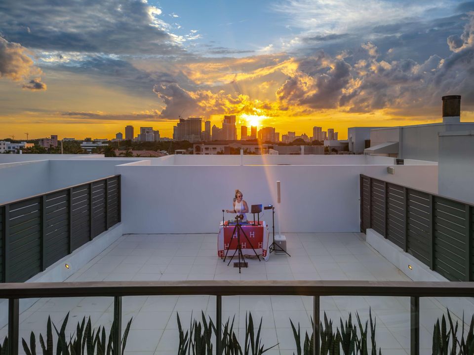 For Sale: $3,150,000 (3 beds, 2 baths, 2590 Square Feet)