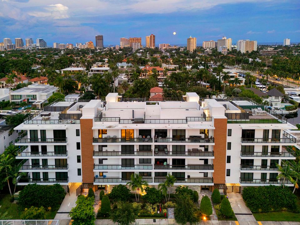 For Sale: $3,150,000 (3 beds, 2 baths, 2590 Square Feet)