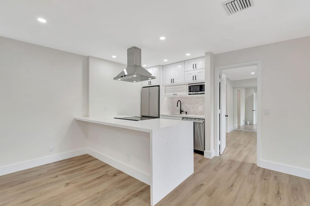 For Sale: $269,000 (2 beds, 2 baths, 864 Square Feet)