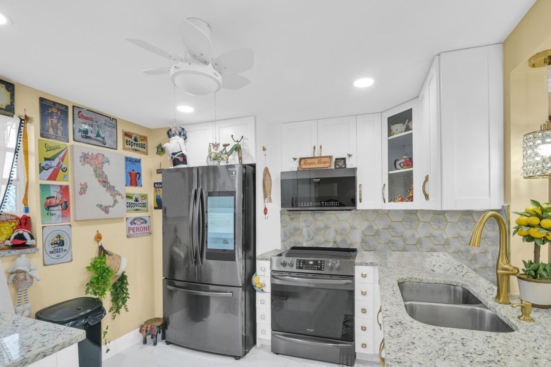 For Sale: $229,900 (2 beds, 2 baths, 982 Square Feet)