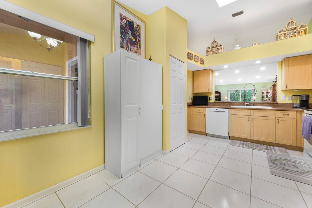 For Sale: $315,000 (2 beds, 2 baths, 1374 Square Feet)