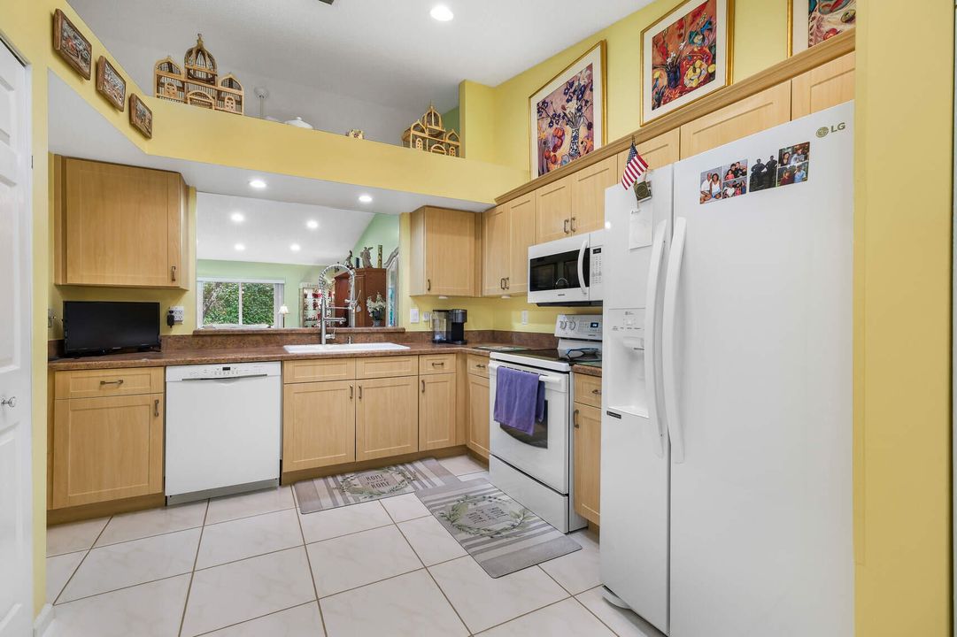 For Sale: $315,000 (2 beds, 2 baths, 1374 Square Feet)