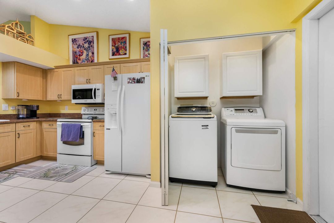 For Sale: $315,000 (2 beds, 2 baths, 1374 Square Feet)