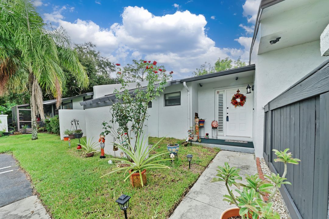 For Sale: $325,000 (2 beds, 2 baths, 1191 Square Feet)