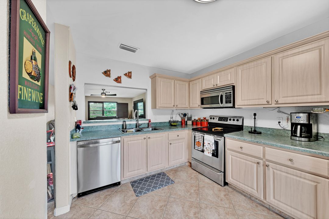 For Sale: $325,000 (2 beds, 2 baths, 1191 Square Feet)