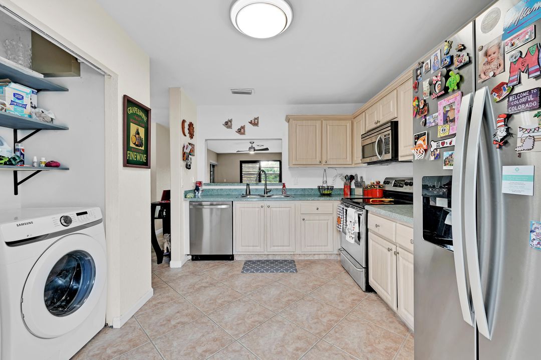 For Sale: $325,000 (2 beds, 2 baths, 1191 Square Feet)