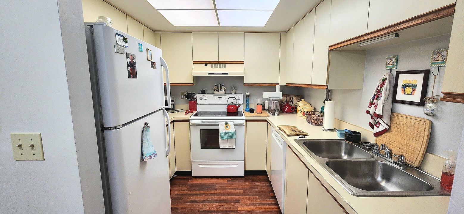 Active With Contract: $170,000 (1 beds, 1 baths, 697 Square Feet)