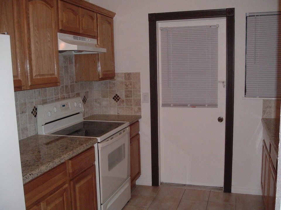 For Rent: $1,800 (2 beds, 1 baths, 1000 Square Feet)