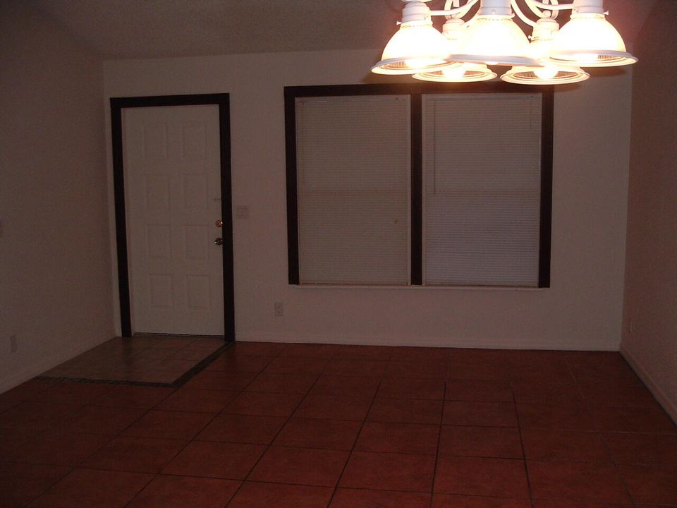 For Rent: $1,800 (2 beds, 1 baths, 1000 Square Feet)