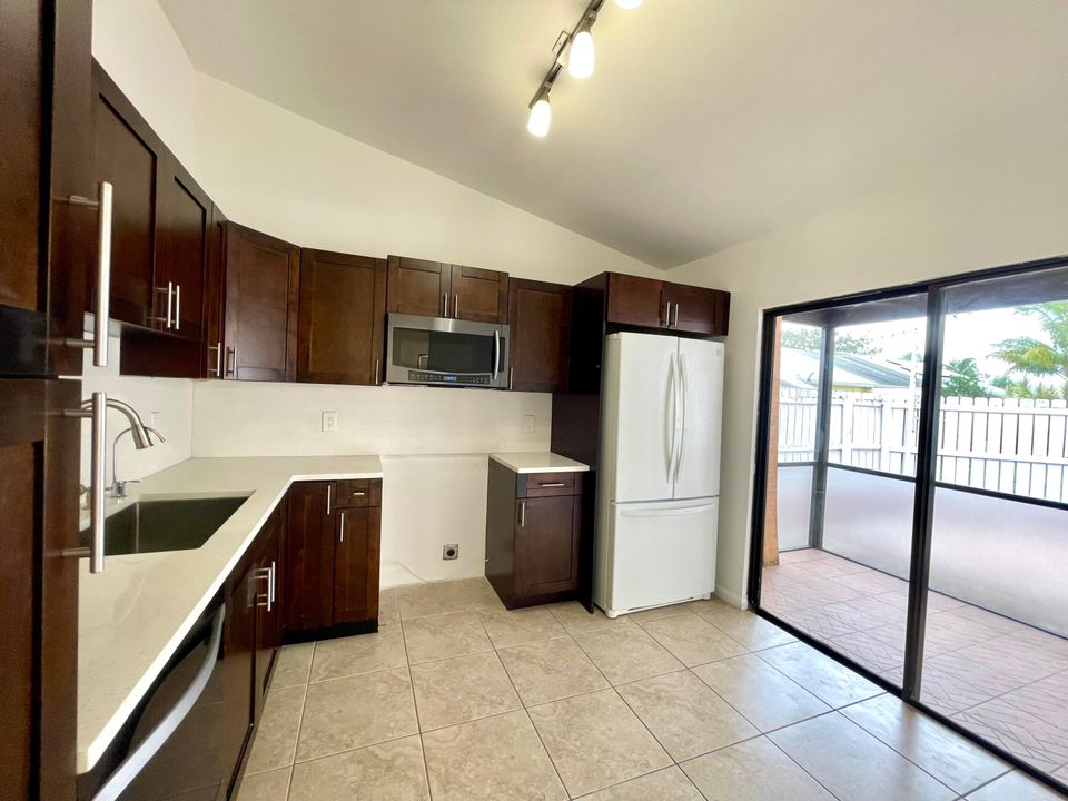 For Sale: $365,000 (2 beds, 2 baths, 1092 Square Feet)