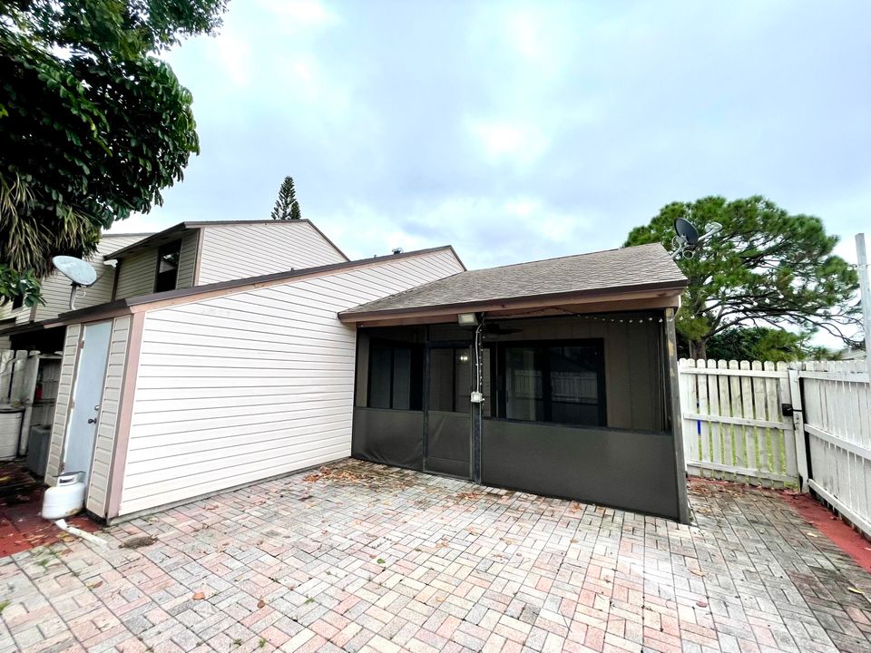 For Sale: $365,000 (2 beds, 2 baths, 1092 Square Feet)