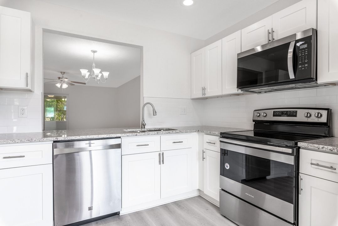 For Sale: $229,900 (2 beds, 2 baths, 941 Square Feet)