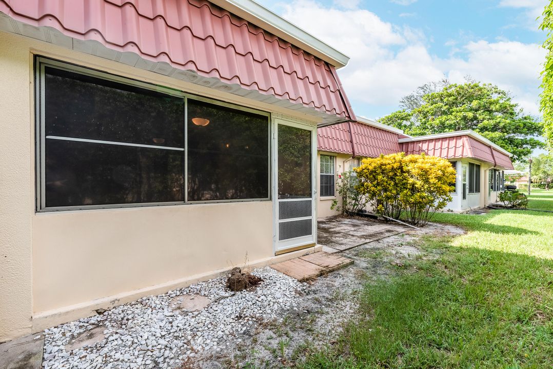 For Sale: $229,900 (2 beds, 2 baths, 941 Square Feet)