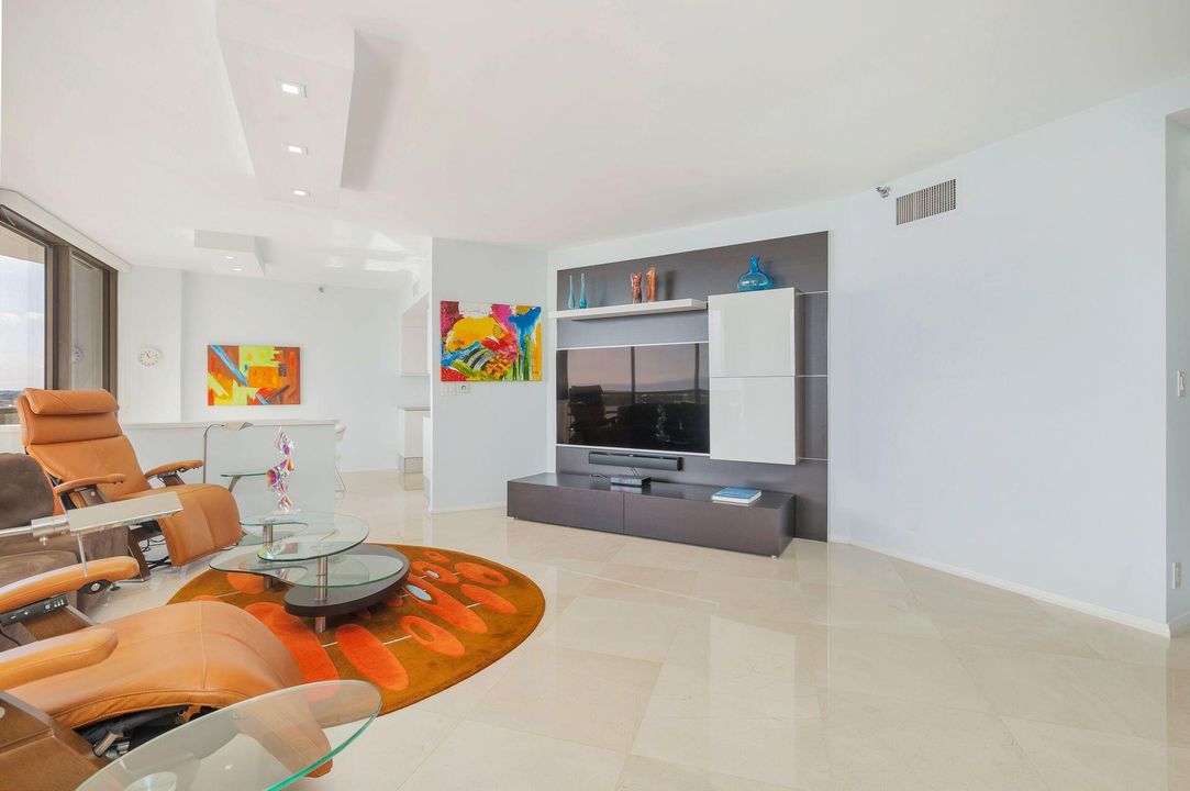 For Sale: $1,200,000 (2 beds, 2 baths, 2444 Square Feet)